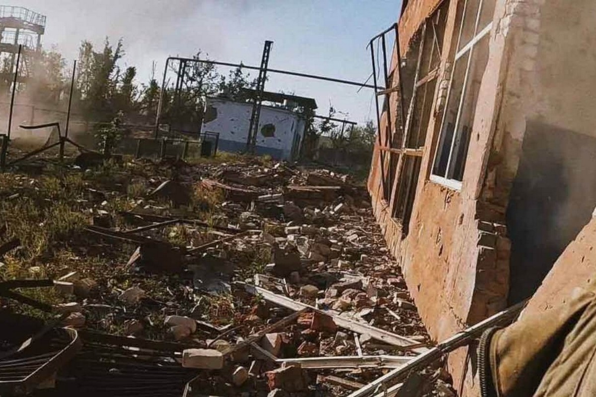 Знищують все, що їм не дісталось – окупанти засипають снарядами Ввовчанський агрегатний завод