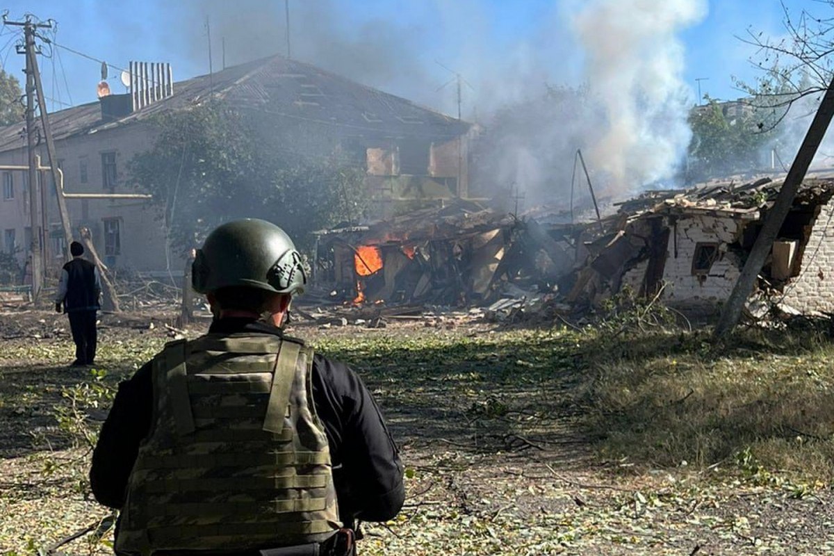 Окупанти двома авіабомбами ударили по Харківщині – поліція допомагає людям на місці влучання (фото)