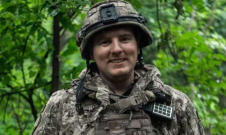 Жив в Іспанії та Італії, закінчив Папський університет, а тепер обороняє найгарячіший Донецький напрямок