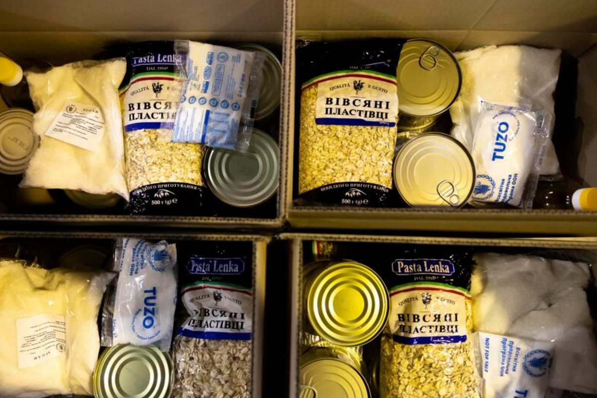 Видача продуктових наборів на Запоріжжі