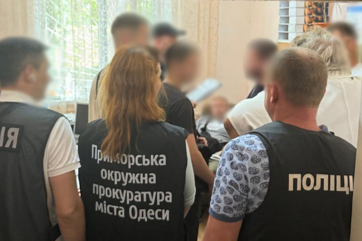 Незаконний “бізнес” батька й сина на ухилянтах закінчився лавою підсудних – подробиці
