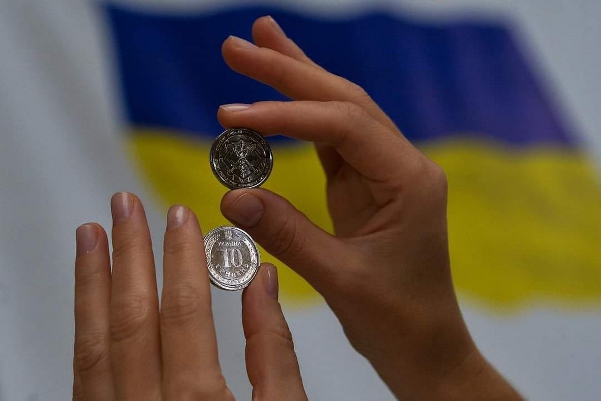 В Україні ввели в обіг нову 10-гривневу монету: як вона виглядає (фото, відео)
