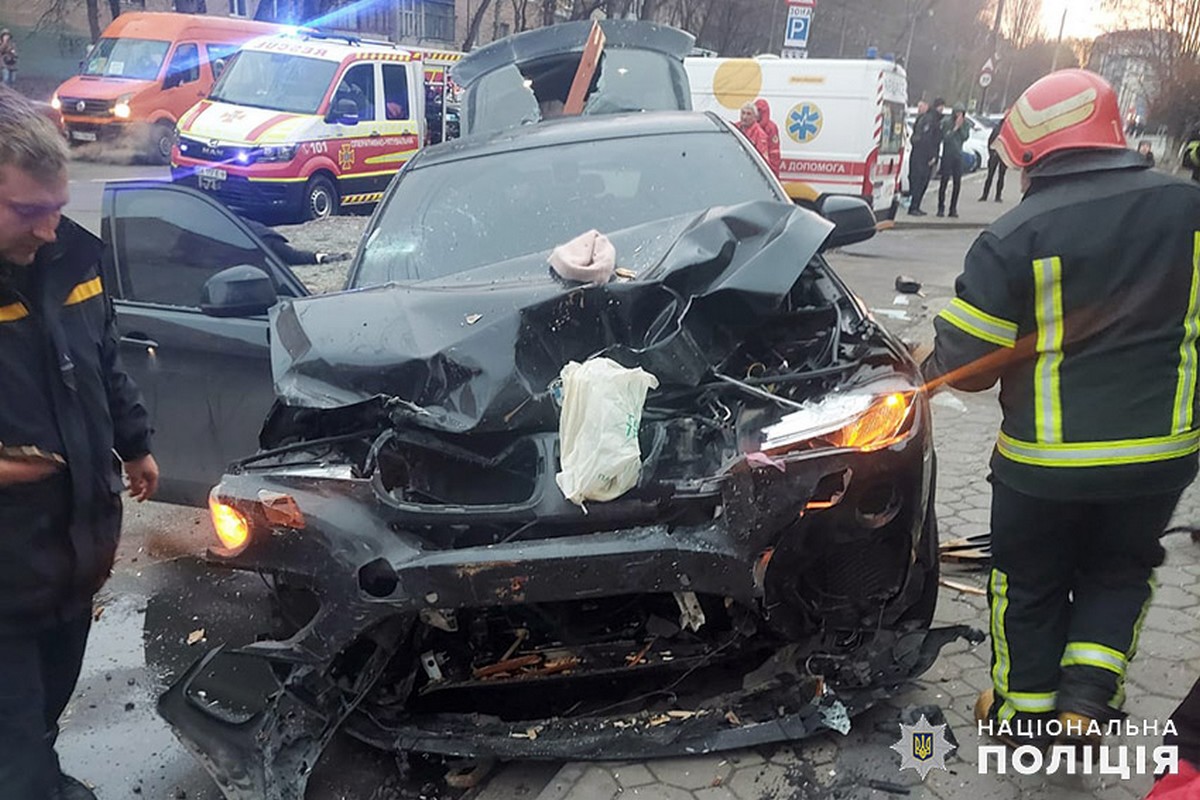 У Хмельницькому п’яний водій на швидкості влетів у зупинку і вбив людей (фото, відео)