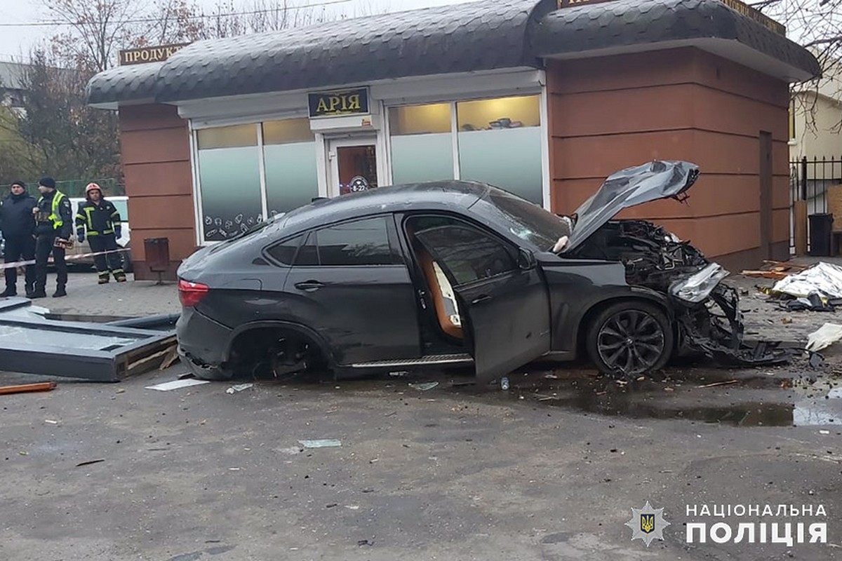 У Хмельницькому п’яний водій на швидкості влетів у зупинку і вбив людей (фото, відео)