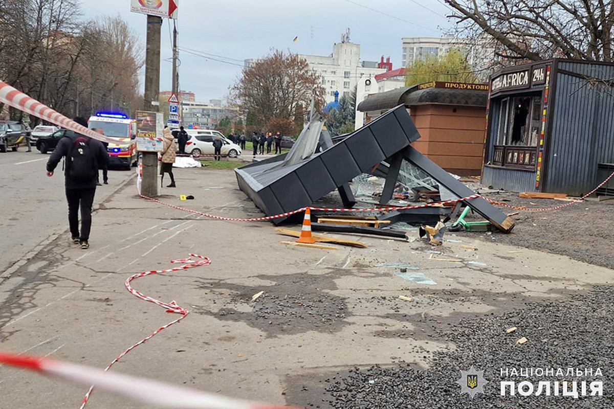 У Хмельницькому п’яний водій на швидкості влетів у зупинку і вбив людей (фото, відео)