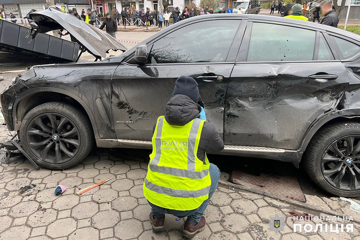У Хмельницькому п’яний водій на швидкості влетів у зупинку і вбив людей (фото, відео)