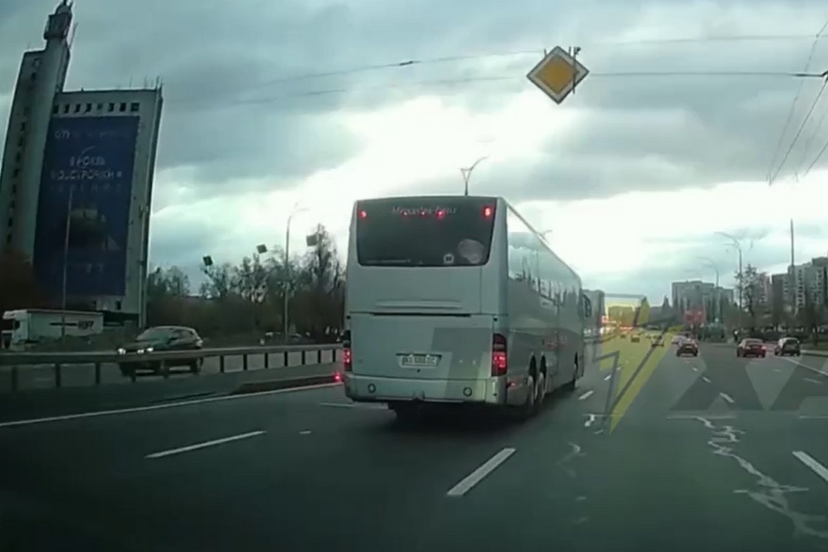 ВІДЕО МОМЕНТУ: У Києві автобус вилетів на тротуар, протаранивши кілька авто, – є жертви