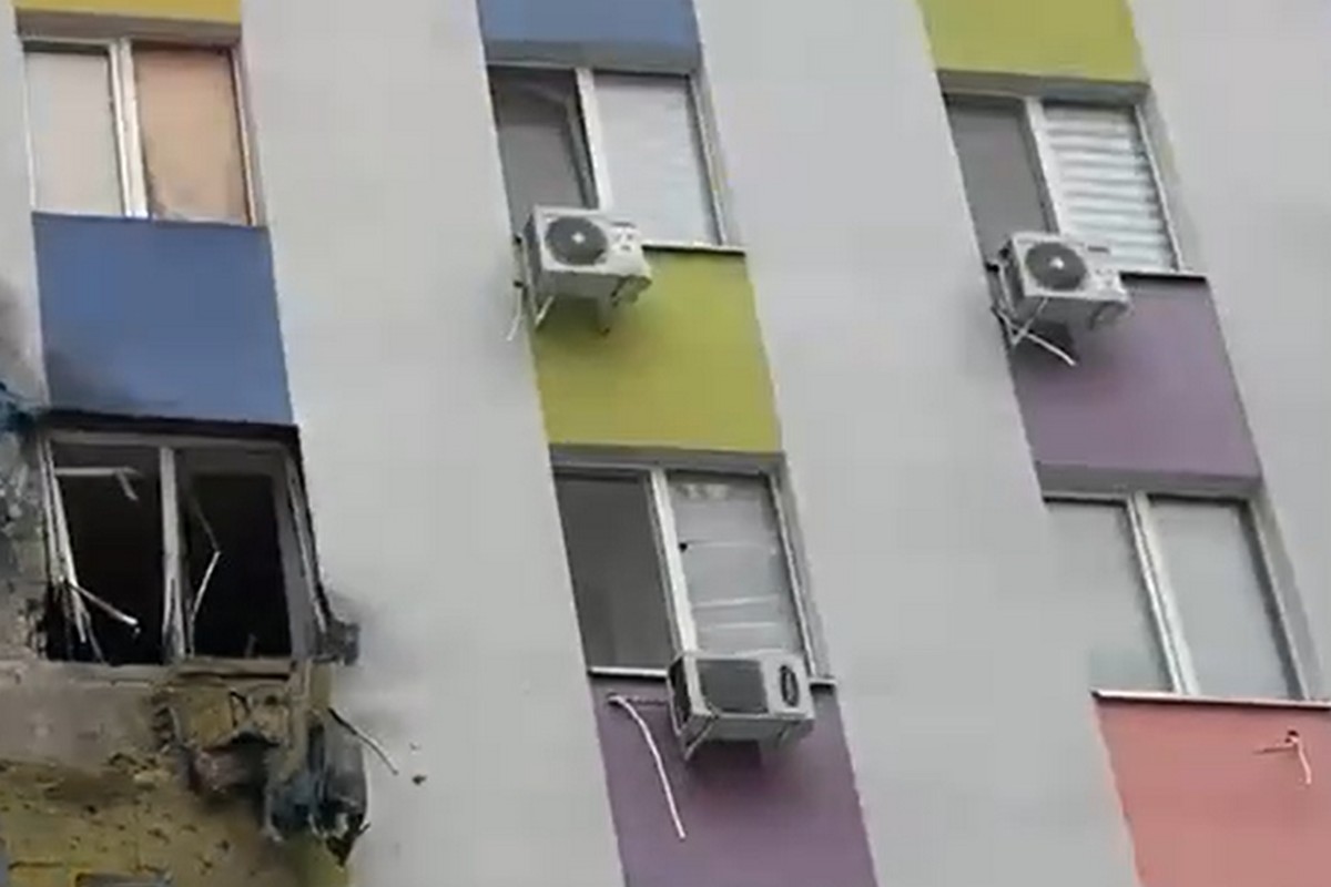 У Харкові дрони атакували супермаркет і багатоповерхівку (відео)