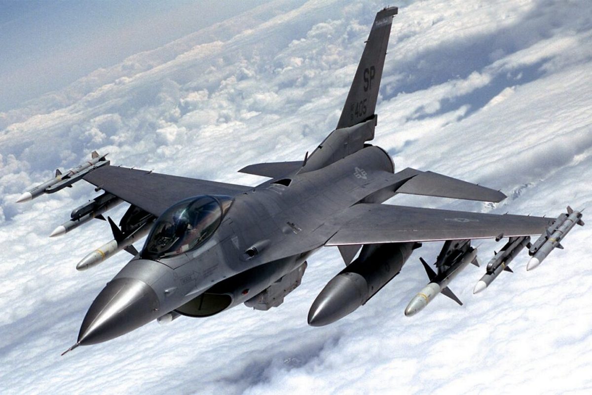 Пілоти F-16 збили 10 цілей під час масованої атаки по Україні – Зеленський
