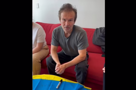 Святослав Вакарчук підписав прапор на підтримку Енергодара: "Весь світ думає про вас"
