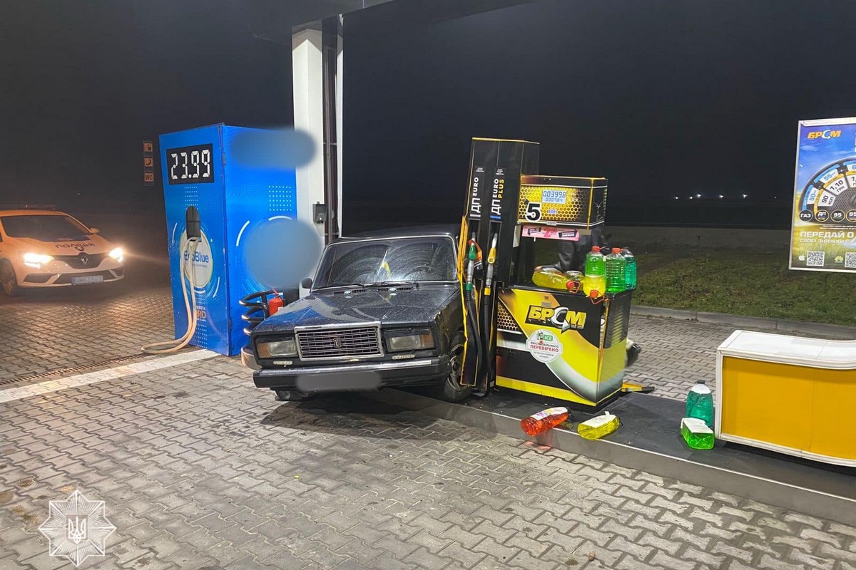 Врізався у АЗС і одразу купив алкоголь та випив: ДТП на Закарпатті з хитрим водієм