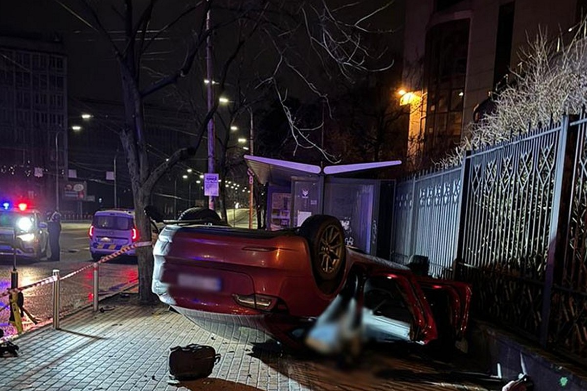Смертельна ДТП у Києві – п’яна водійка на Tesla в’їхала у паркан