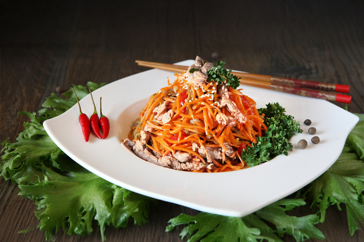 Рецепт дня: Салат з копченою куркою та морквою по-корейськи