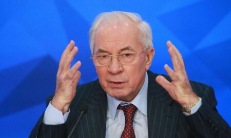 Зрадник Азаров став співзасновником клубу, який закликає знищувати українців