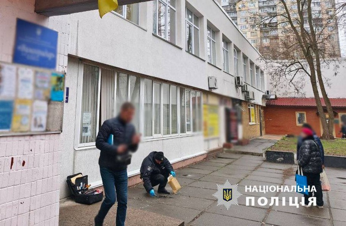 Намагалися підпалити приймальню депутата, тепер можуть сісти на 10 років – у Києві затримали двох підозрюваних