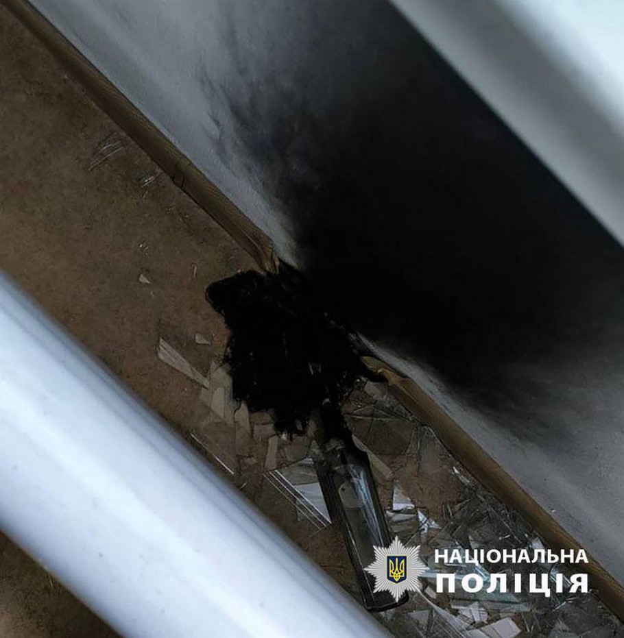 Намагалися підпалити приймальню депутата, тепер можуть сісти на 10 років – у Києві затримали двох підозрюваних
