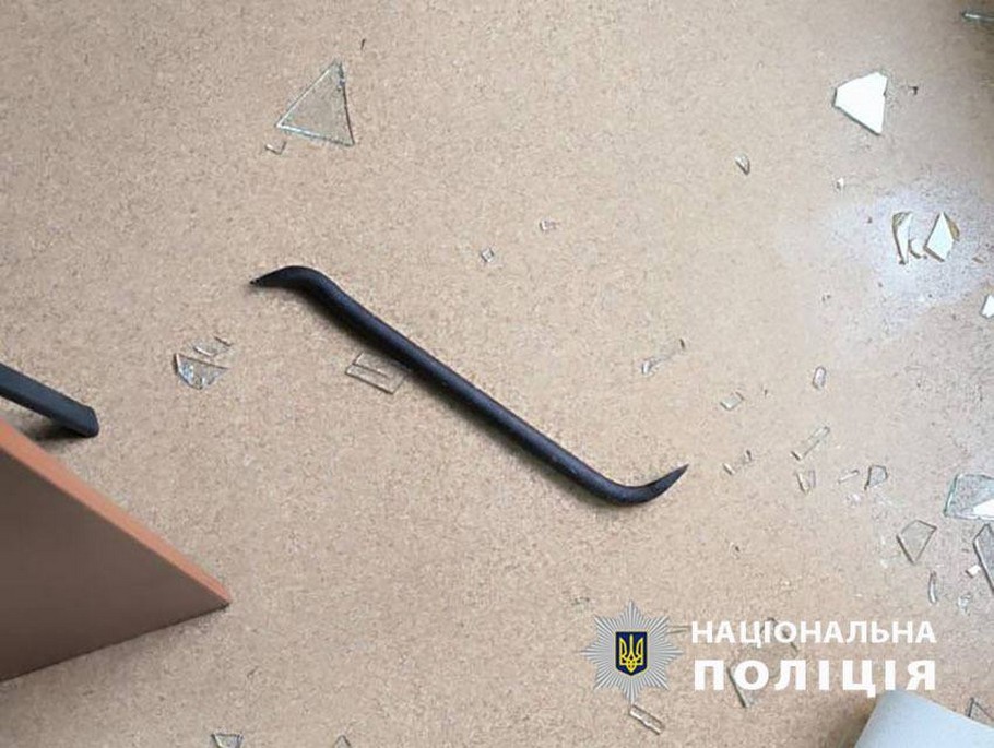 Намагалися підпалити приймальню депутата, тепер можуть сісти на 10 років – у Києві затримали двох підозрюваних