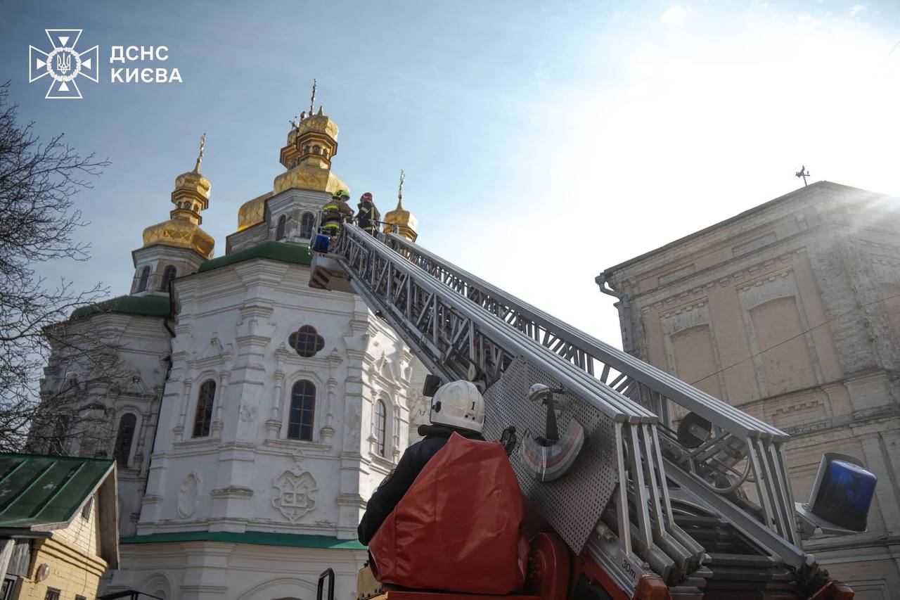 Довелося викликати рятувальників: у Києво-Печерській лаврі обрушився хрест (фото)