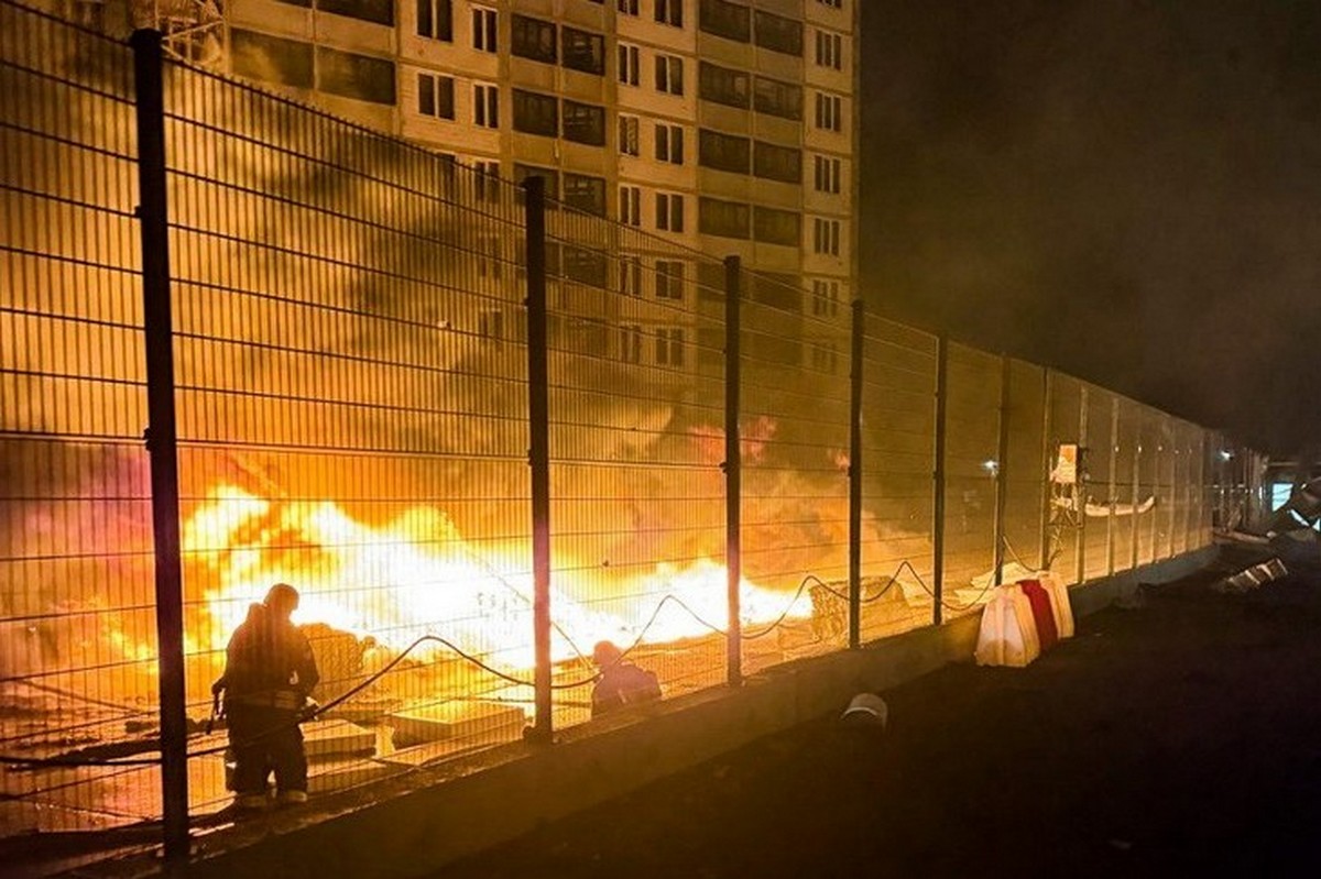 Нічна повітряна атака 24 березня: влучання у будинок, серед поранених вагітна жінка, виникли пожежі – все, що відомо (фото)