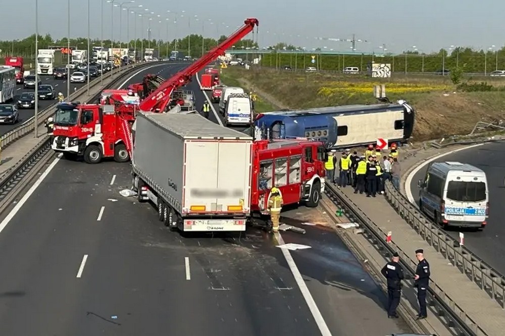 Автобус з українцями перекинувся у Варшаві