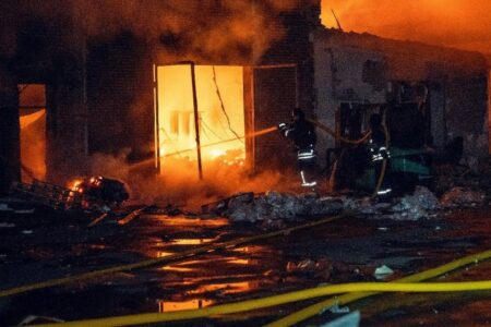 Масована нічна повітряна атака 6 квітня: удар по телебаченню, є жертви, виникли масштабні пожежі – все, що відомо (фото, відео)
