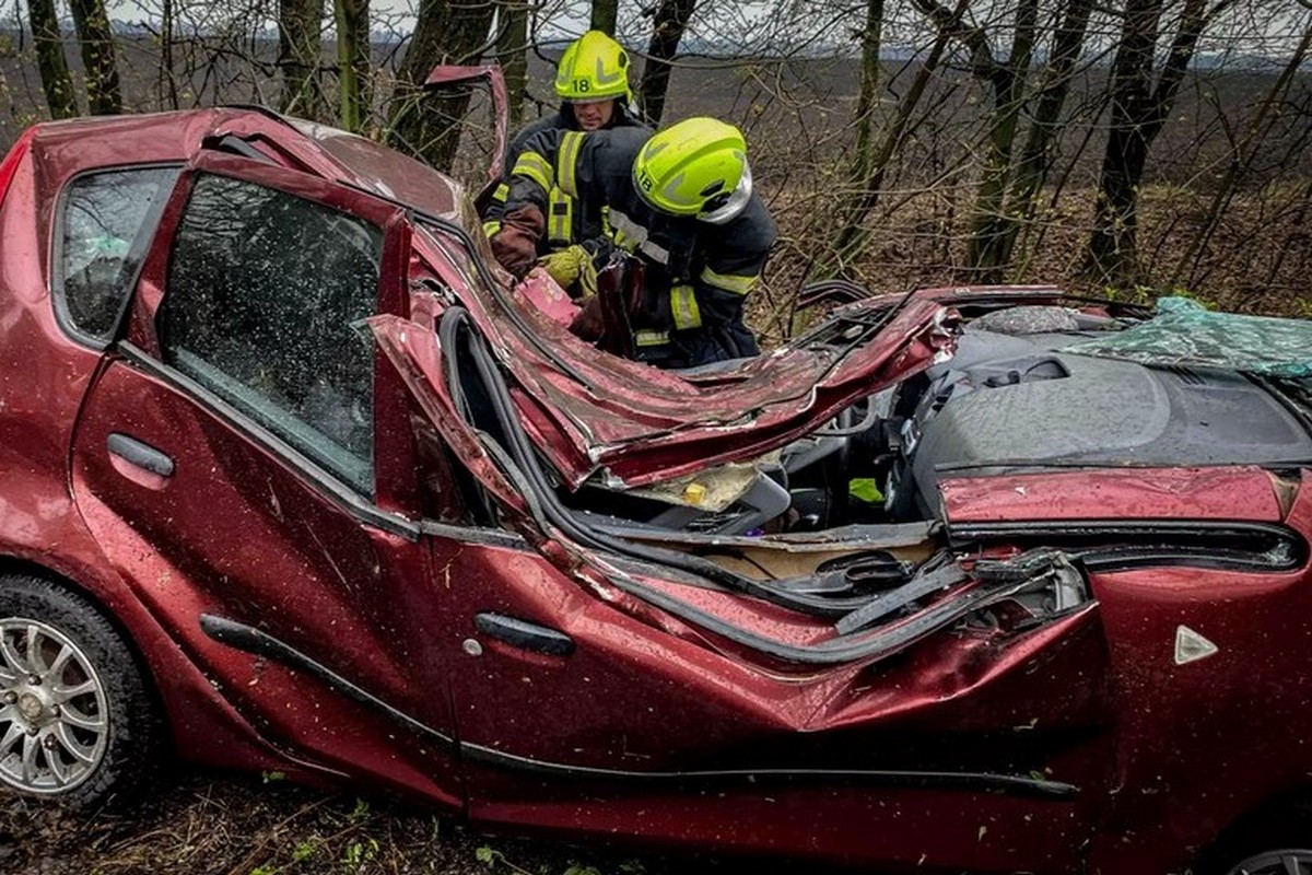 Автівку повністю розчавило: сьогодні вранці сталася смертельна ДТП на Київщині