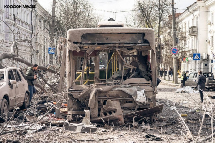 Тягнули двері з обох боків: як підліток і пенсіонер врятували людей з автобусу у Сумах 13 квітня