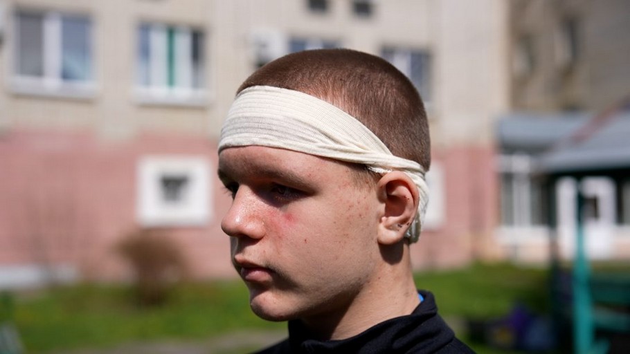 Тягнули двері з обох боків: як підліток і пенсіонер врятували людей з автобусу у Сумах 13 квітня