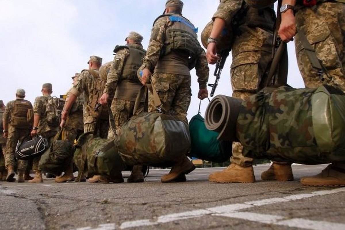 Нас чекає або фінляндизація, або мобілізація, а мирних переговорів у травні не буде – аналітики