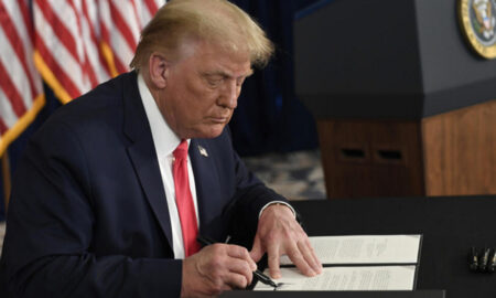 Трамп звільнив від мит телефони, комп’ютери та деякі інші види електроніки