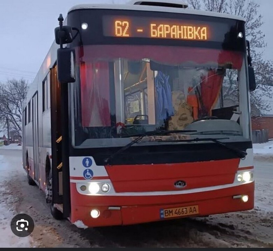Тягнули двері з обох боків: як підліток і пенсіонер врятували людей з автобусу у Сумах 13 квітня