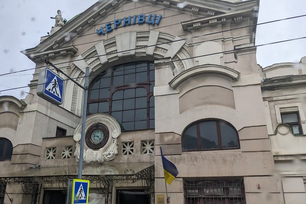Укрзалізниця продовжила курсування популярного потяга Чернівці-Львів: графік руху