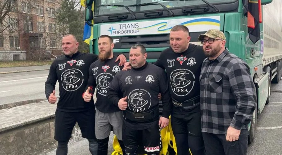 Перевершили рекорд Гіннеса: у Дніпрі команда богатирів протягнула 18-тонну фуру