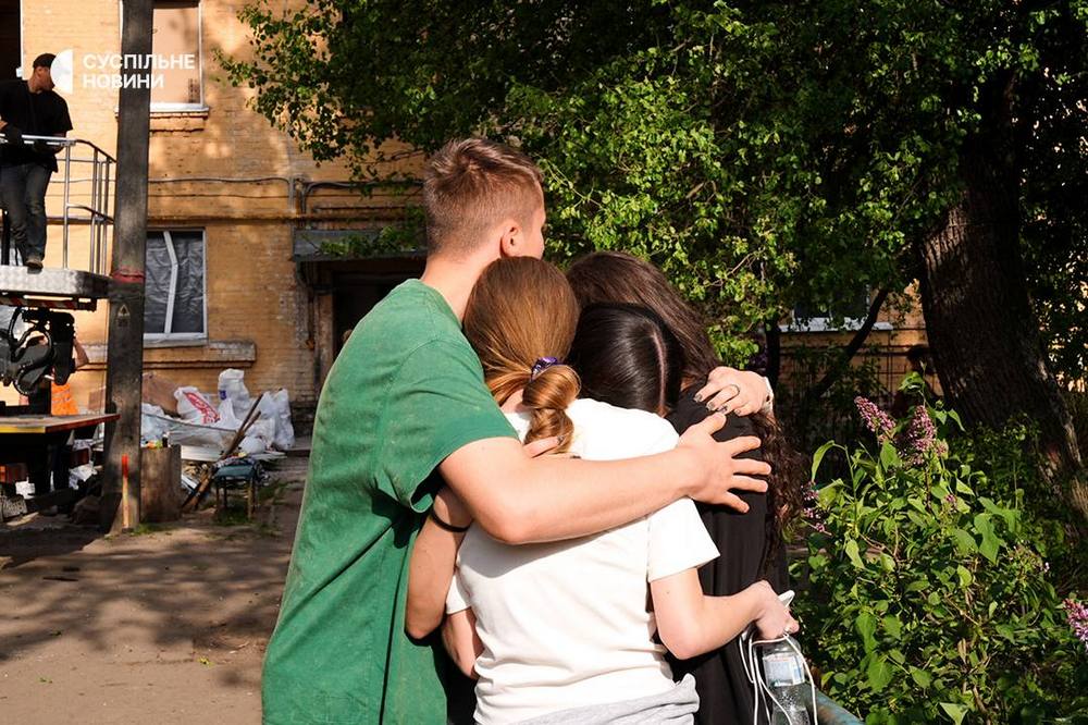 Чекали друзі і однокласники, а потім всі разом плакали: у Києві з-під завалів дістали тіло 17-річного хлопця 1 У Києві
