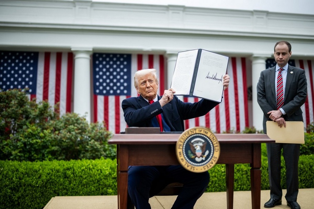 Трамп ввів мита проти всього світу:  який тариф для України, чому Росії немає в списку, перші заяви і реакції