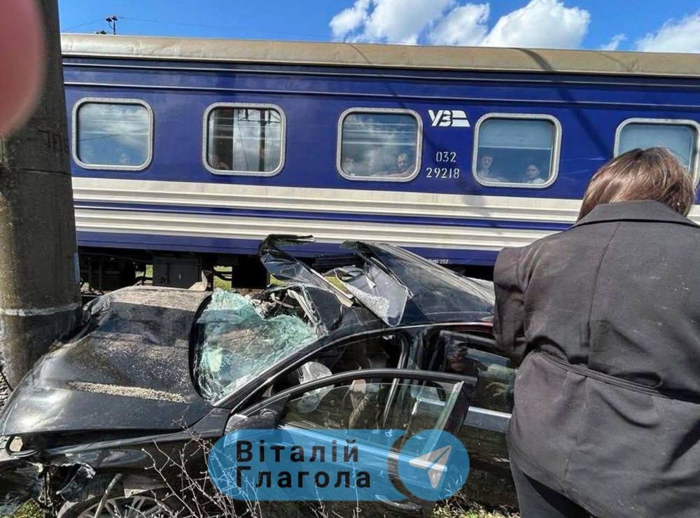 Люди дивом вціліли: на Закарпатті потяг перетворив Audi на металобрухт