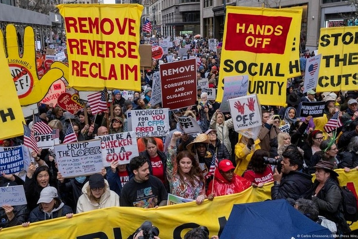 Масштабні протести проти Трампа пройшли у США і Європі, демократи готують імпічмент (фото)