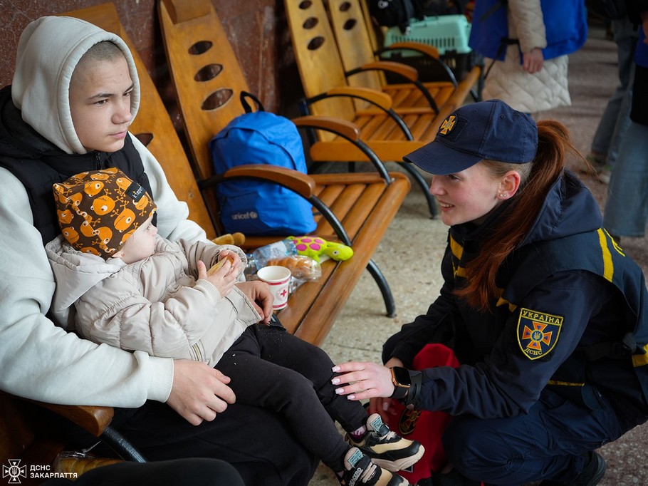 Людям допомогли з багажем, надали психологічну допомогу, нагодували та посадили в автобуси, які доставлять їх до місць тимчасового проживання.