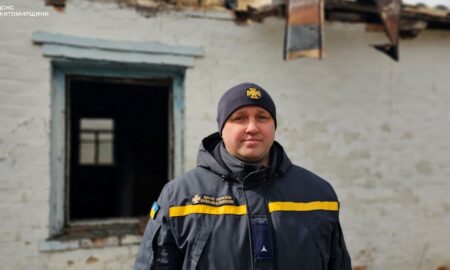 Люди лежали у ліжку вже непритомні: рятувальник у свій вихідний витяг з палаючого будинку односельчан на Житомирщині