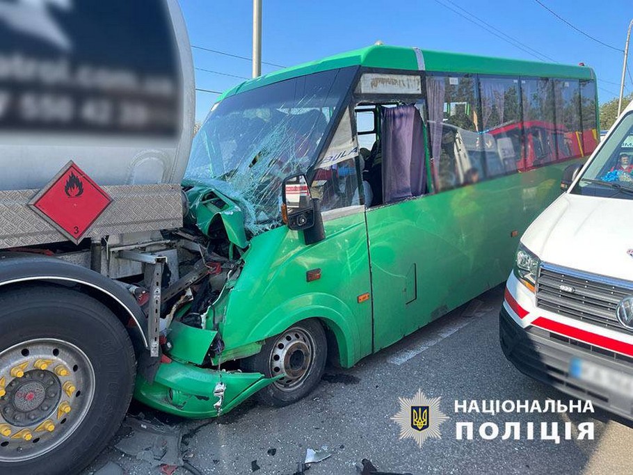 Маршрутка з пасажирами врізалася у вантажівку: ДТП у Києві 14 квітня (фото)