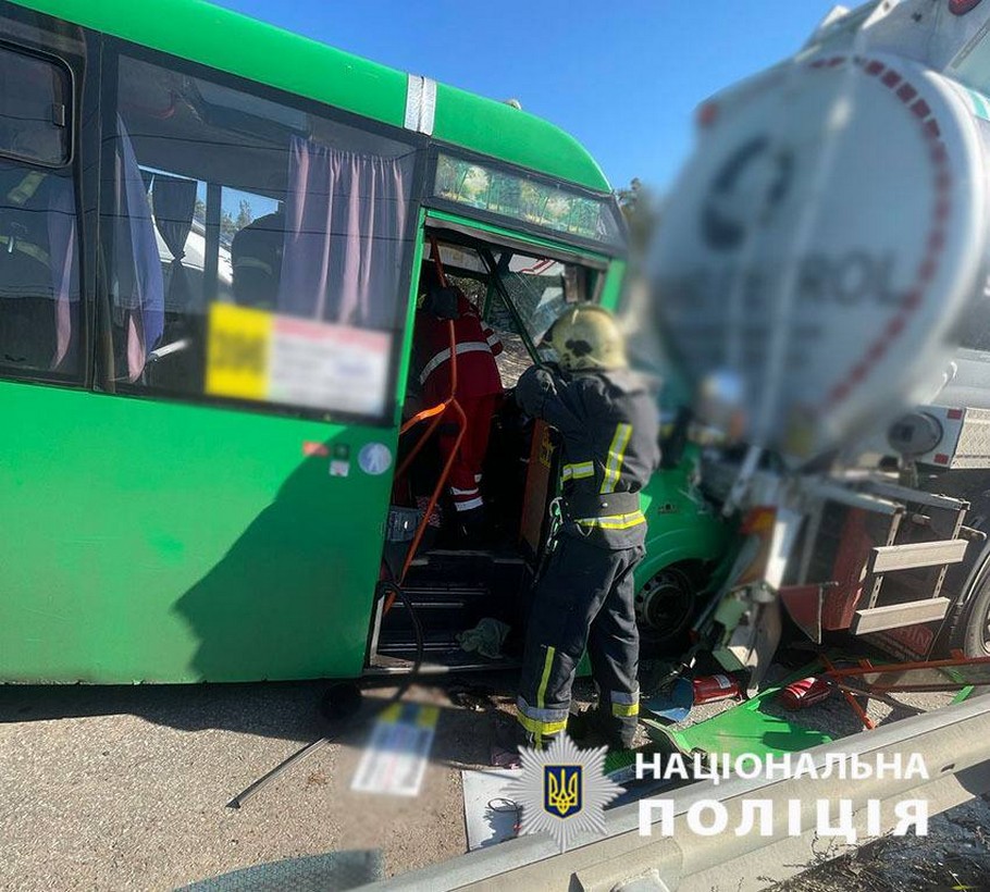 Маршрутка з пасажирами врізалася у вантажівку: ДТП у Києві 14 квітня (фото)