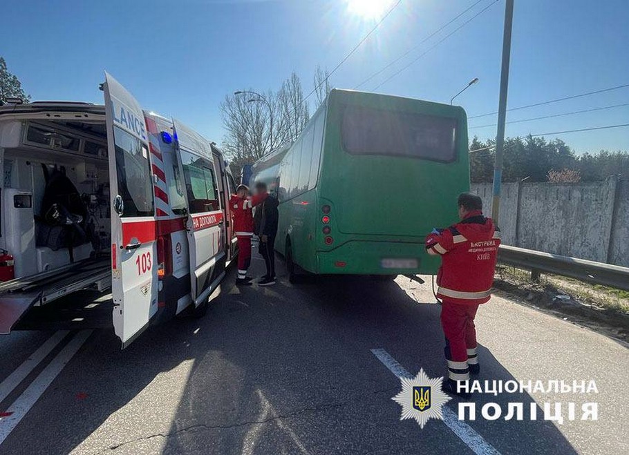 Маршрутка з пасажирами врізалася у вантажівку: ДТП у Києві 14 квітня (фото)