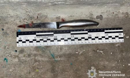 Зарізав 12-річного хлопчика просто у під’їзді багатоповерхівки: на Дніпропетровщині затримали раніше судимого чоловіка