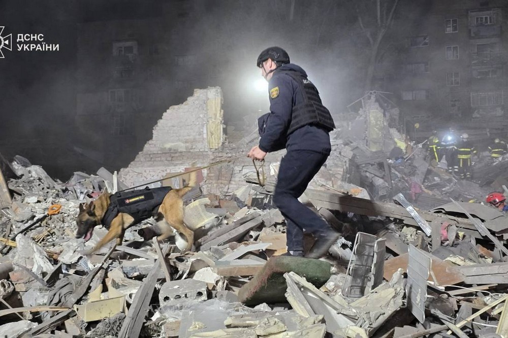 Жахливий удар по Києву здійснила Росія цієї ночі. Внаслідок комбінованої повітряної атаки у столиці багато загиблих і поранених.
