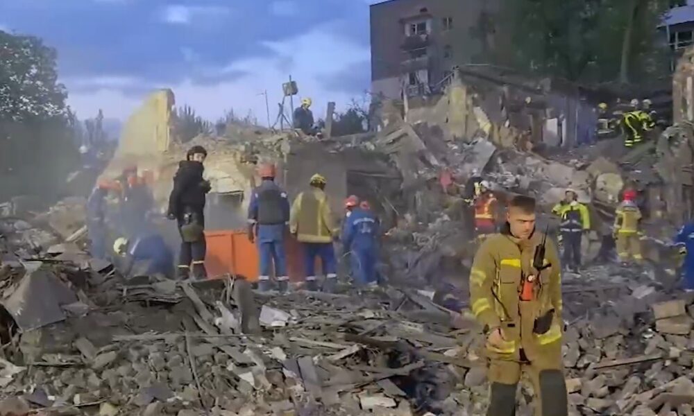 Масована нічна повітряна атака 24 квітня: Зеленський перериває візит до ПАР, багато загиблих і поранених – все, що відомо (фото, відео)