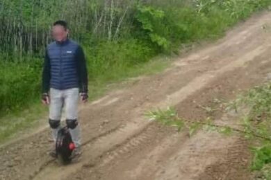Намагався втекти до Словаччини на моноколесі – біля кордону затримали чоловіка