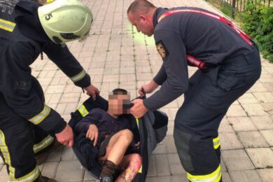 Від потужного удару струмом відкинуло