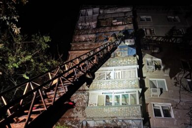 6 загиблих і 19 поранених, під завалами багатоповерхівки у Костянтинівці шукають людей – обстріли Донеччини за добу