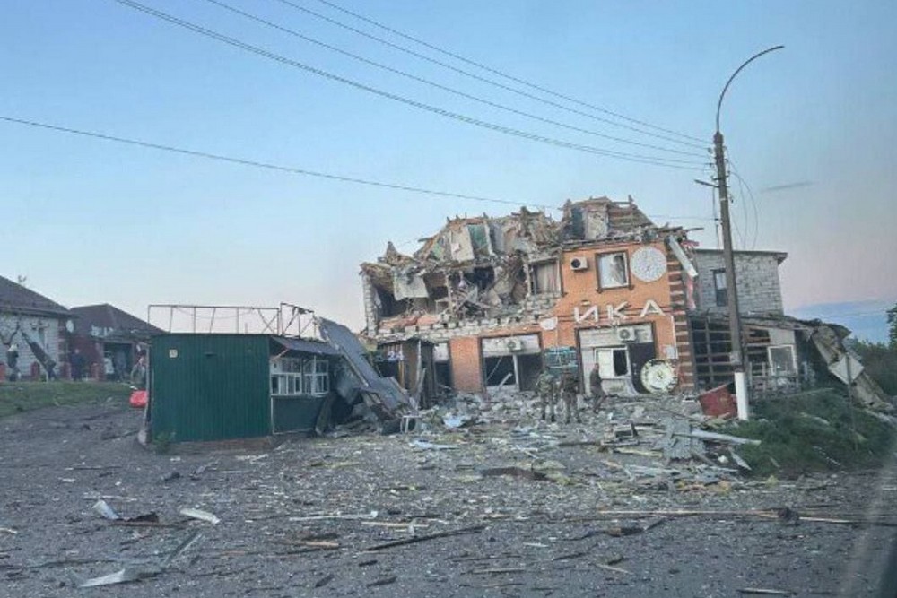 Під завалами «жирні» окупанти: уражено готель у Рильську, де розташовувався штаб армії РФ (відео) 1 Уражено готель у Рильську, де розташовувався штаб армії РФ. Сюди прилетіла ракета.