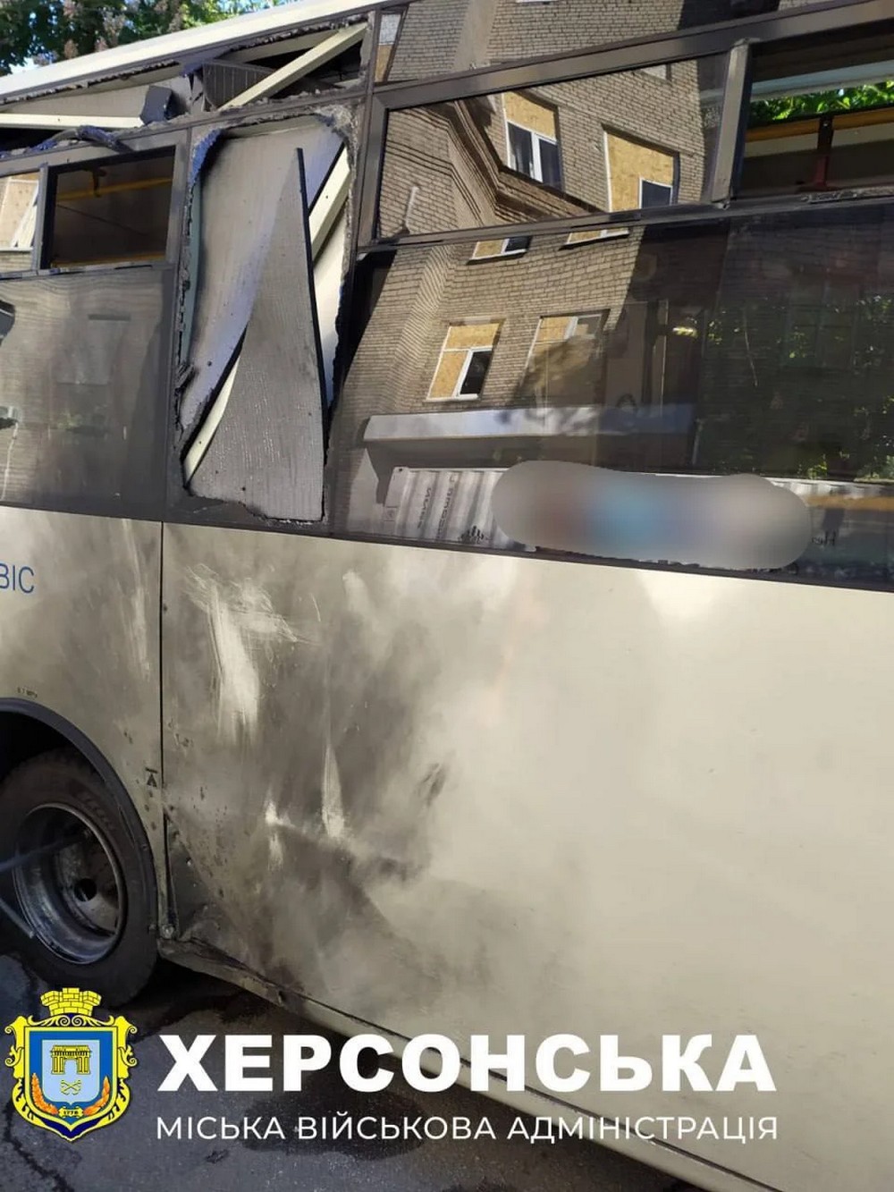 Окупанти вдарили по автобусу з пасажирами у Херсоні і обстріляли багатоповерхівки: 10 поранених (фото)